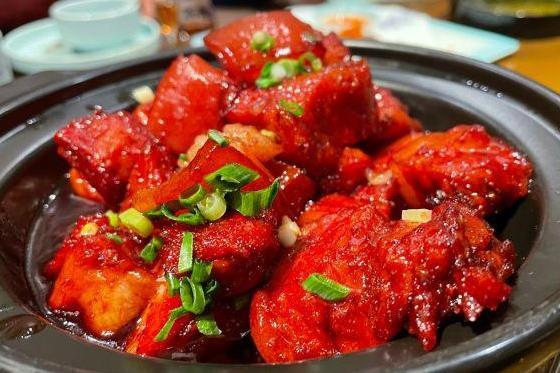 被闺蜜种草的宝藏饭店,以生态徽菜为特色,红烧肉超棒,一份.