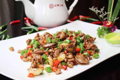 美酒佳肴迎挚友,名楼雅座待高朋。